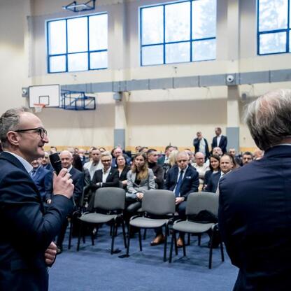 Grzegorz Boski, wicemarszałek województwa śląskiego, wraz z kolegami omawia postępy w budowie dróg i kolejowych połączeń w Kłobucku. (wygenerowano przez AI)