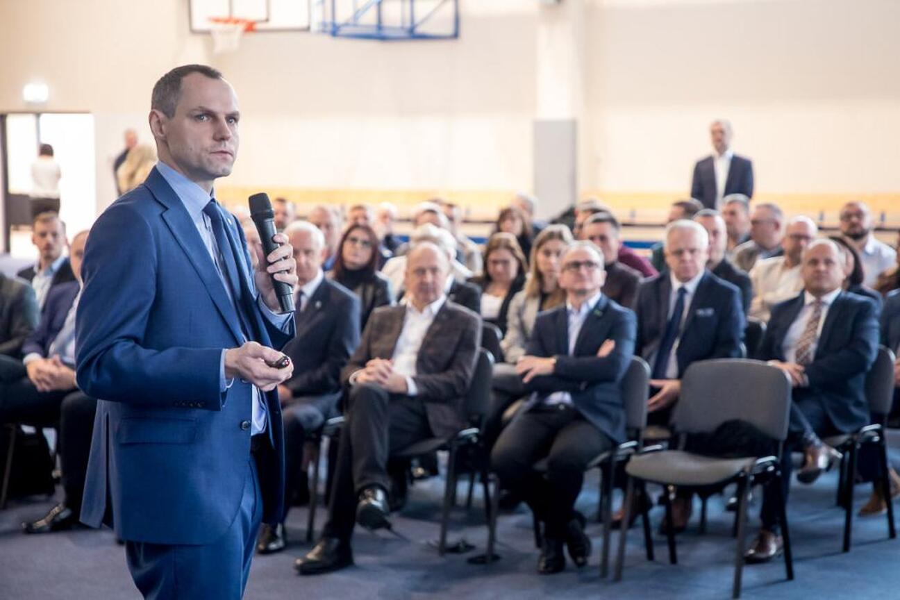 Spotkanie w Kłobucku: rozmowy o przebudowie dróg i reaktywacji kolejowej. (wygenerowano przez AI)