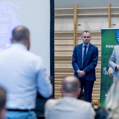 Spotkanie w Kłobucku: rozmowy o przebudowie dróg i reaktywacji kolejowej. (wygenerowano przez AI)