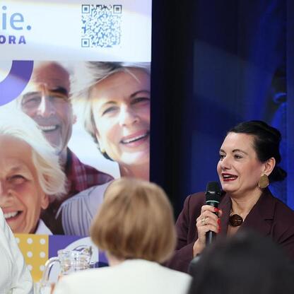 Panel dyskusyjny z mikrofonem, logo 