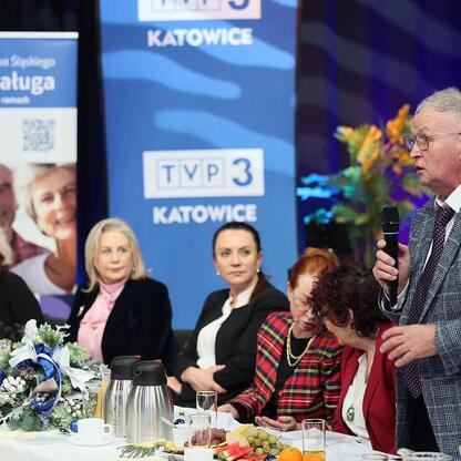Ostatnie spotkanie Śląskiej Rady Seniorów w siedzibie TVP Katowice. (wygenerowano przez AI)