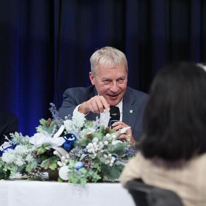 Marszałek Wojciech Saługa prowadzi ostatnie w tym roku posiedzenie Śląskiej Rady Seniorów. (wygenerowano przez AI)