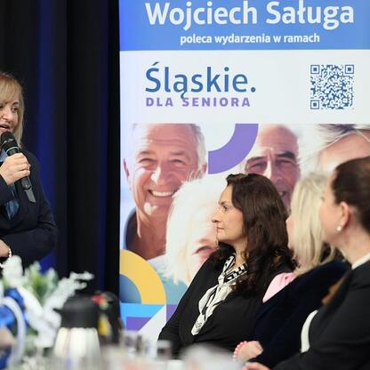 Ostatnie posiedzenie Śląskiej Rady Seniorów w Telewizji Katowice. (wygenerowano przez AI)