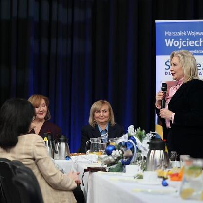 Wojciech Saługa, Marszałek Województwa Śląskiego, przemawia na konferencji seniorów w Telewizji Katowice. (wygenerowano przez AI)