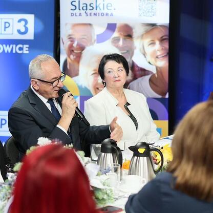 Panel dyskusyjny podczas ostatniego posiedzenia Śląskiej Rady Seniorów w siedzibie TVP Katowice. (wygenerowano przez AI)