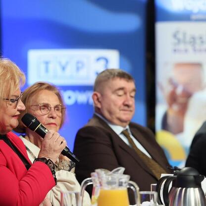 Panel seniorów podczas posiedzenia Śląskiej Rady Seniorów w siedzibie TVP Katowice. (wygenerowano przez AI)