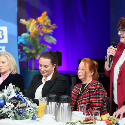 Ostatnie posiedzenie Śląskiej Rady Seniorów w TVP Katowice. Uczestnicy w rozmowie, dekoracje świąteczne. (wygenerowano przez AI)
