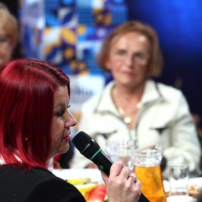 Wizytacja Śląskiej Rady Seniorów w siedzibie Telewizji Katowice. (wygenerowano przez AI)