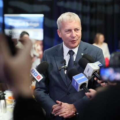Marszałek Wojciech Saługa przemawia na konferencji prasowej w Telewizji Katowice. (wygenerowano przez AI)