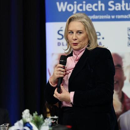 Wojciech Saługa przemawia na konferencji dla Śląskiej Rady Seniorów. (wygenerowano przez AI)