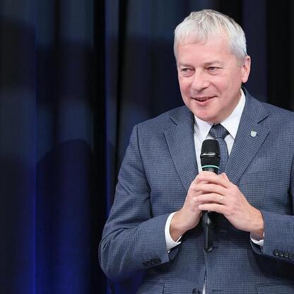 Marszałek Wojciech Saługa przemawia na konferencji seniorów w Telewizji Katowice. (wygenerowano przez AI)