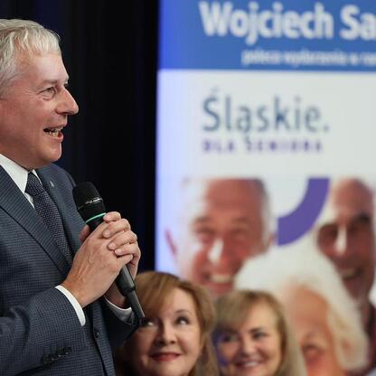 Marszałek Wojciech Saługa przemawia na spotkaniu Rady Seniorów w Katowicach. (wygenerowano przez AI)