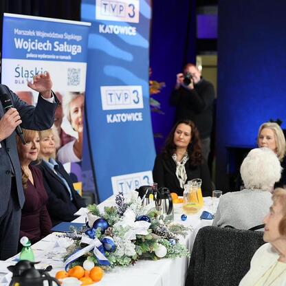 Wojciech Saługa, Marszałek Województwa Śląskiego, przemawia na spotkaniu Śląskiej Rady Seniorów. (wygenerowano przez AI)