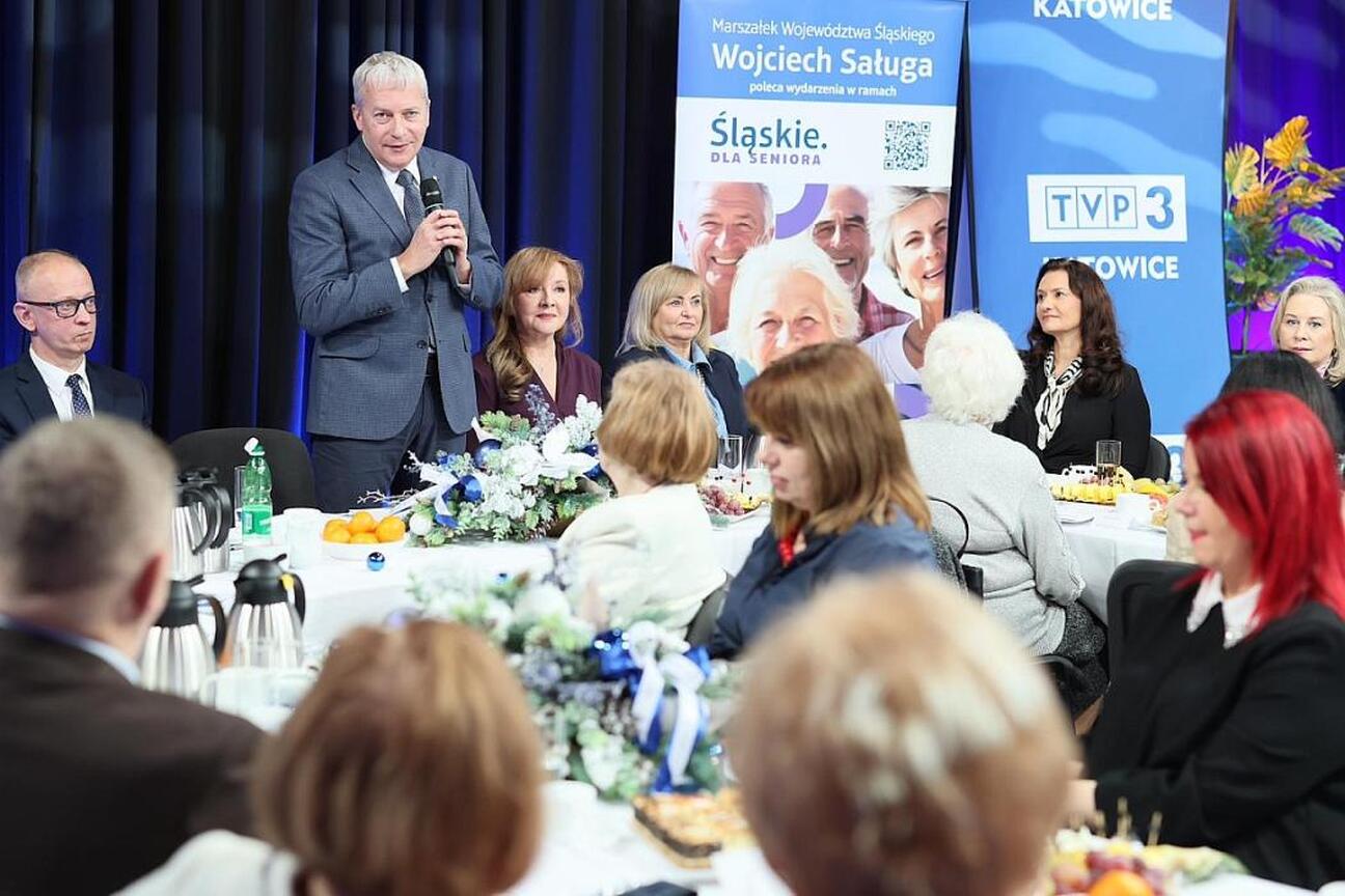 Wojciech Saługa, Marszałek Województwa Śląskiego, przemawia na spotkaniu Śląskiej Rady Seniorów. (wygenerowano przez AI)