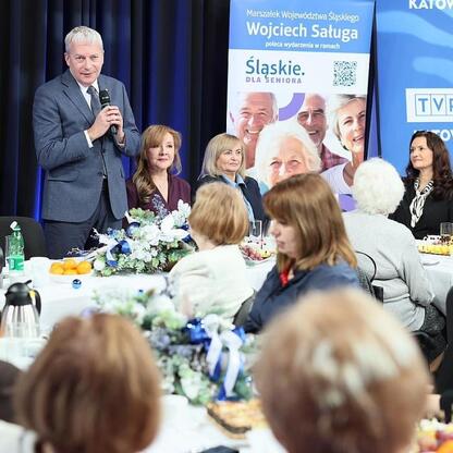 Wojciech Saługa, Marszałek Województwa Śląskiego, przemawia na posiedzeniu Śląskiej Rady Seniorów. (wygenerowano przez AI)