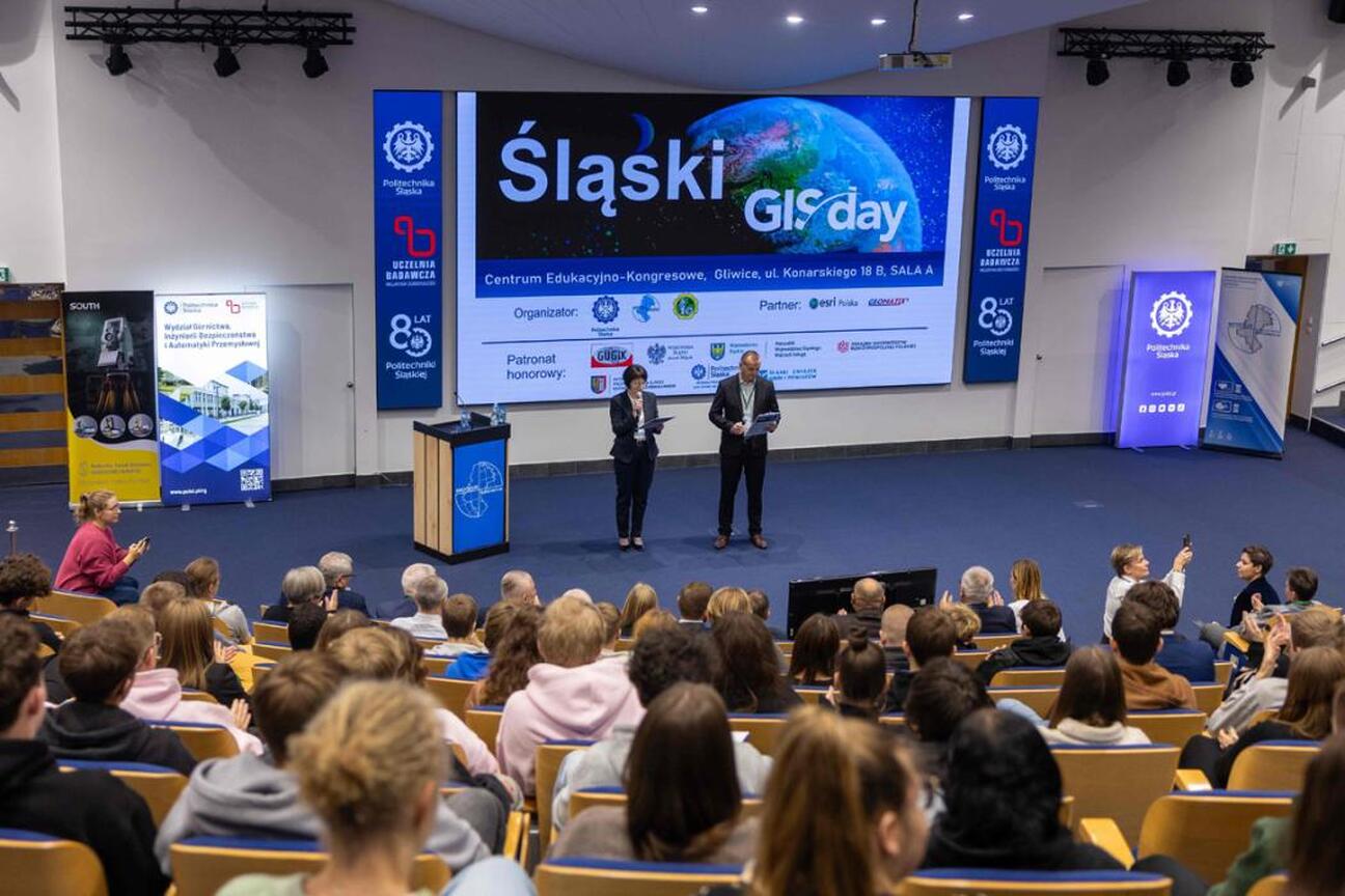Zwiedzanie Śląskiego GIS Day 2025 w Gliwicach. (wygenerowano przez AI)