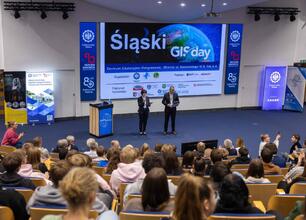 Zwiedzanie Śląskiego GIS Day 2025 w Gliwicach. (wygenerowano przez AI)