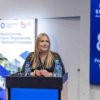 Joanna Bojczuk, członek Zarządu Województwa Śląskiego, przemawia na Śląskim GIS Day 2025. (wygenerowano przez AI)