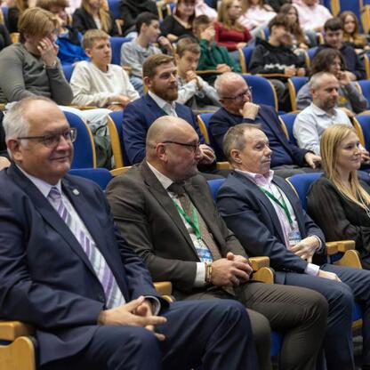 Zwiedzanie Śląskiego GIS Day 2025 w Gliwicach. (wygenerowano przez AI)