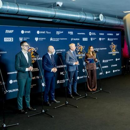 Wojciech Saługa, Marszałek Województwa Śląskiego, przewodniczący GZM Kazimierz Karolczak, zastępca prezydenta Maciej Stachura i lider zespołu Feel Piotr Kupicha na konferencji prasowej Sylwestrowej im (wygenerowano przez AI)
