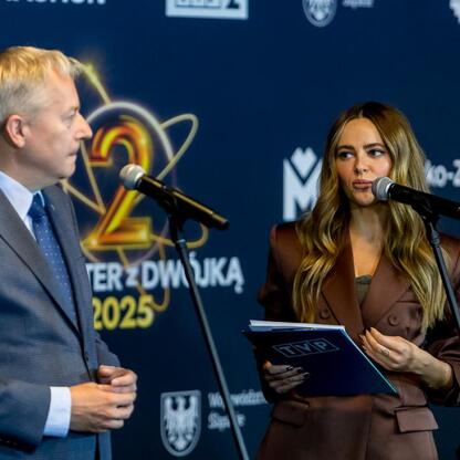 Wojciech Saługa, Marszałek Województwa Śląskiego, przemawia na konferencji prasowej w Katowicach. (wygenerowano przez AI)