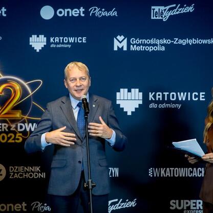 Wojciech Saługa, Marszałek Województwa Śląskiego, przemawia na konferencji prasowej w Katowicach. (wygenerowano przez AI)