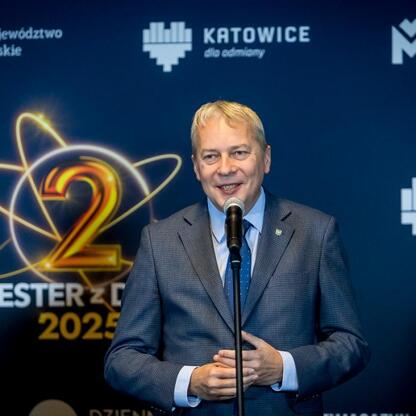 Marszałek Wojciech Saługa przemawia na konferencji prasowej w Katowicach, promując Sylwestrową imprezę z Dwójką 2025. (wygenerowano przez AI)