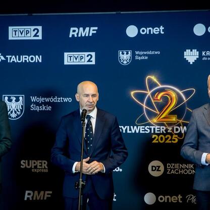 Marszałek Wojciech Saługa, Kazimierz Karolczak, Maciej Stachura i Piotr Kupicha na konferencji prasowej przed Sylwestrem z Dwójką 2025 w Katowicach. (wygenerowano przez AI)