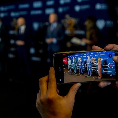 Zdjęcie przedstawia moment z konferencji prasowej przed Sylwestrem w Katowicach, gdzie uczestniczy marszałek Wojciech Saługa i lider zespołu Feel, Piotr Kupicha. (wygenerowano przez AI)