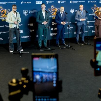 Wojciech Saługa, Marszałek Województwa Śląskiego, przewodniczący GZM Kazimierz Karolczak, zastępca prezydenta Maciej Stachura i lider zespołu Feel Piotr Kupicha na konferencji prasowej 