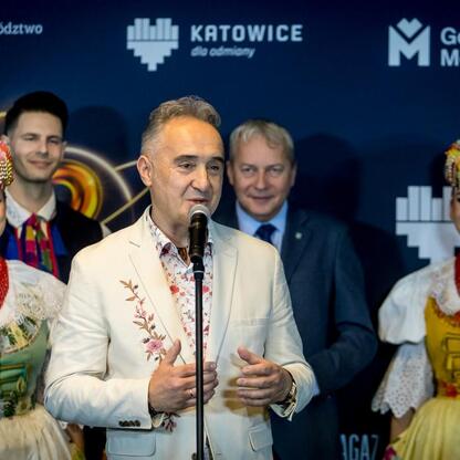 Wojciech Saługa, Marszałek Województwa Śląskiego, przemawia na konferencji prasowej z okazji Sylwestra w Katowicach. (wygenerowano przez AI)