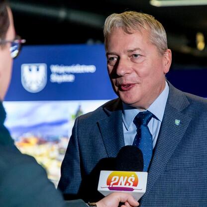 Wojciech Saługa, Marszałek Województwa Śląskiego, podczas konferencji prasowej przed Spodem w Katowicach. (wygenerowano przez AI)