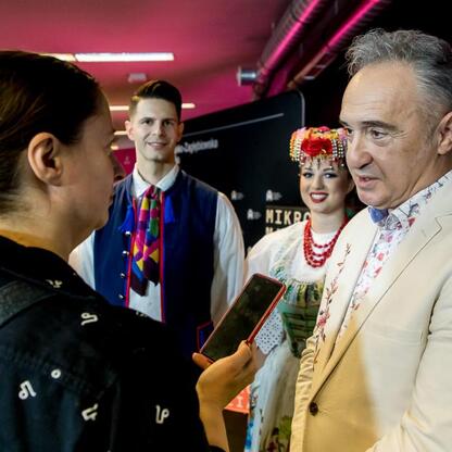 Widoczna jest scena z konferencji prasowej przed Sylwestrem pod Spodem w Katowicach. (wygenerowano przez AI)