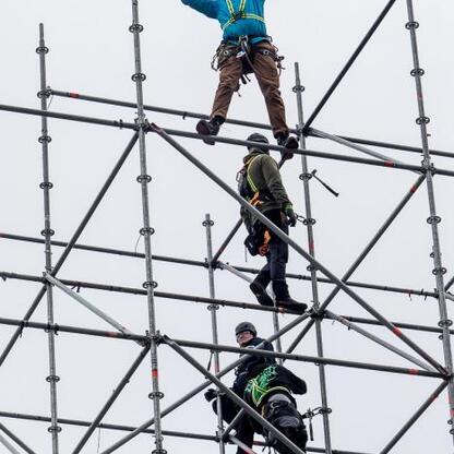 Grupa artystów na sztachetach podczas koncertu Nowego Roku w Katowicach, przygotowująca się do spektakularnej imprezy. (wygenerowano przez AI)