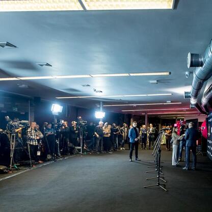 Zapowiadany jest wyjątkowy koncert Sylwestrowe Emocje pod Spodem, z udziałem gwiazd polskiej sceny muzycznej. (wygenerowano przez AI)