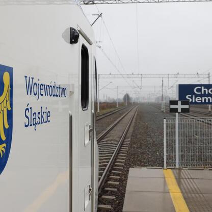 Testowy przejazd pociągu Kolei Śląskich z Chorzowa Batorego do Chorzewa Siemkowice, wspierany przez Krajowy Plan Odbudowy. (wygenerowano przez AI)