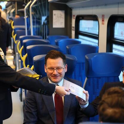 Grzegorz Boski, wicemarszałek Województwa Śląskiego, inspektuje testowy przejazd nowego pociągu Kolei Śląskich. (wygenerowano przez AI)