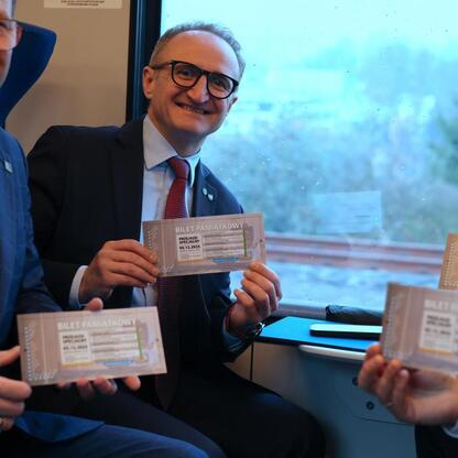 Grzegorz Boski i Marcin Ryś uczestniczą w ceremonii z okazji uruchomienia nowej linii kolejowej z Chorzowa Batorego do Chorzewa Siemkowic. (wygenerowano przez AI)