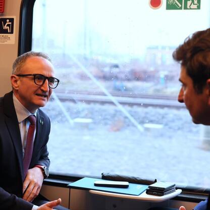 Grzegorz Boski, wicemarszałek Województwa Śląskiego, omawia testowy przejazd nowego pociągu Kolei Śląskich. (wygenerowano przez AI)