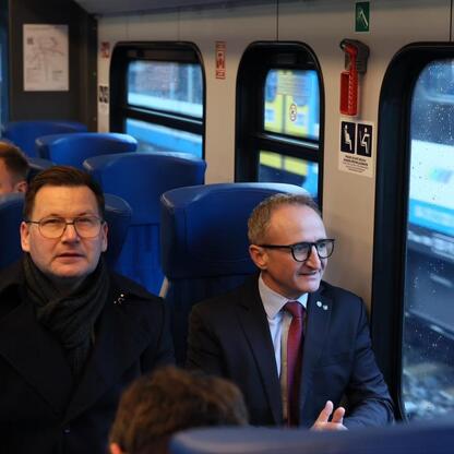 Grzegorz Boski, wicemarszałek województwa śląskiego, obserwuje testowy przejazd pociągu Kolei Śląskich. (wygenerowano przez AI)
