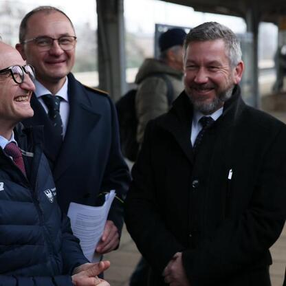 Grzegorz Boski, wicemarszałek Województwa Śląskiego, na testowym przejazdzie nowego pociągu Kolei Śląskich. (wygenerowano przez AI)