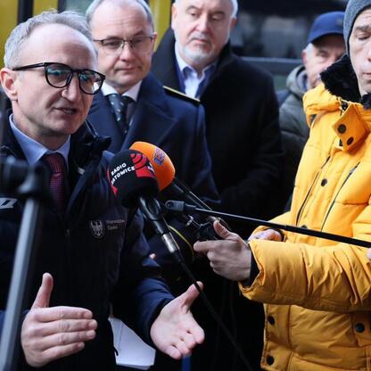Grzegorz Boski, wicemarszałek Województwa Śląskiego, komentuje testowy przejazd nowego pociągu Kolei Śląskich. (wygenerowano przez AI)