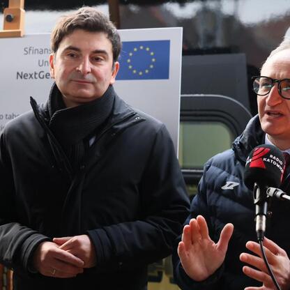 Grzegorz Boski i Marcin Ryś przedstawiają Krajowy Plan Odbudowy, finansowany przez NextGenerationEU. (wygenerowano przez AI)