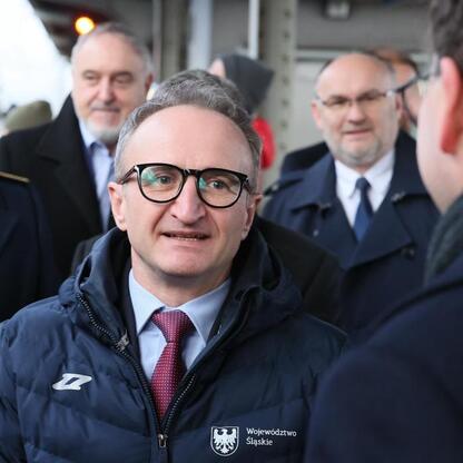 Grzegorz Boski, wicemarszałek Województwa Śląskiego, przemawia podczas testu nowej linii kolejowej z Chorzowa Batorego do Chorzewa Siemkowic. (wygenerowano przez AI)