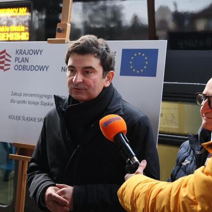 Grzegorz Boski, wicemarszałek Województwa Śląskiego, prezentuje Krajowy Plan Odbudowy podczas testu nowej linii kolejowej Kolei Śląskich. (wygenerowano przez AI)