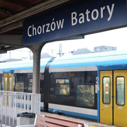 Chorzów Batory, stacja kolejowa, pociąg Kolei Śląskich, testowy przejazd Impuls 2. (wygenerowano przez AI)