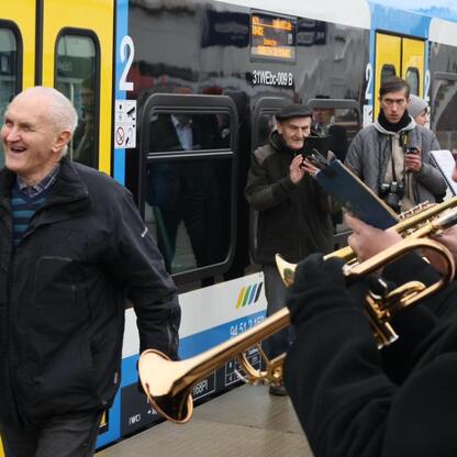 Chorzewa Siemkowice, testowy przejazd Impuls 2, muzyka, pasażerowie, fotografia. (wygenerowano przez AI)