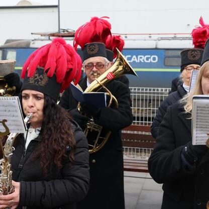 Muzycy w tradycyjnych strojach uczestniczą w ceremonii z okazji testu nowego pociągu na linii Kolei Śląskich. (wygenerowano przez AI)