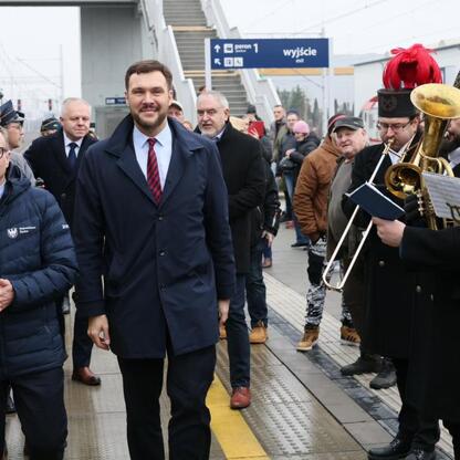 Grzegorz Boski, wicemarszałek Województwa Śląskiego, uczestniczy w ceremonii powitania nowego pociągu Impuls 2 na stacji kolejowej. (wygenerowano przez AI)