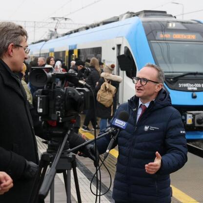 Grzegorz Boski, wicemarszałek Województwa Śląskiego, podczas konferencji prasowej na stacji kolejowej. (wygenerowano przez AI)